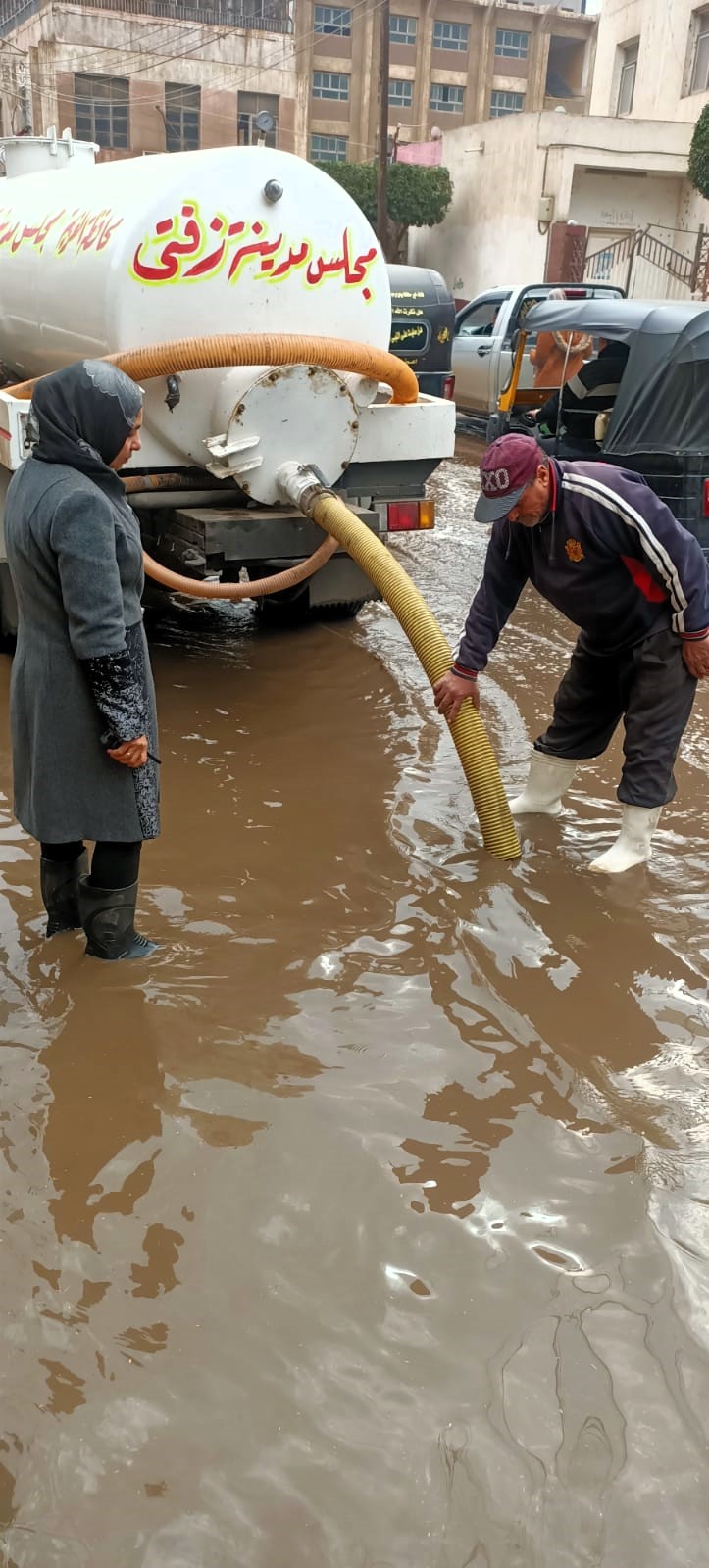 رفع نواتج الأمطار في مركز زفتى (1)