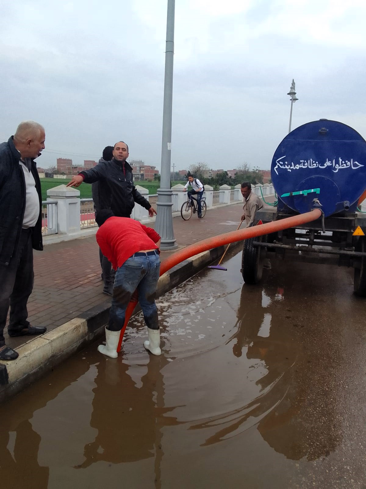 رفع نواتج الأمطار في مركز زفتى (4)