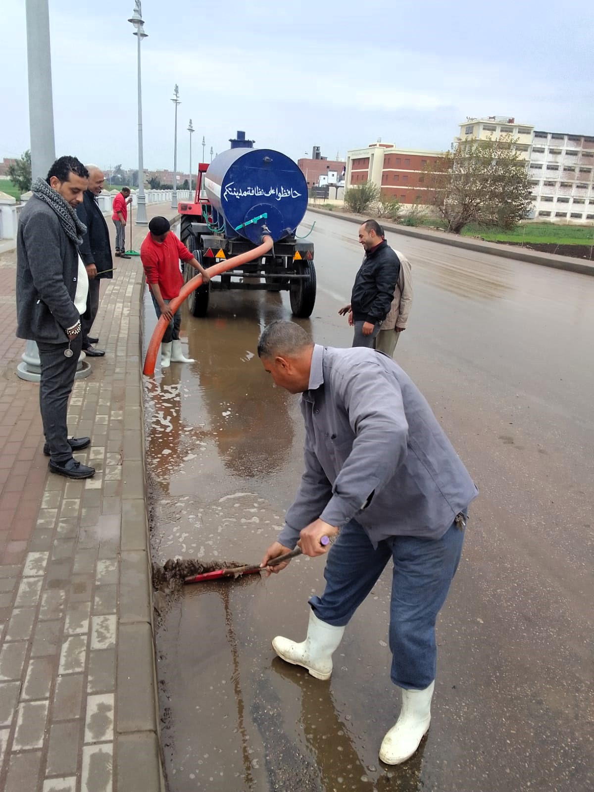 رفع نواتج الأمطار في مركز زفتى (2)