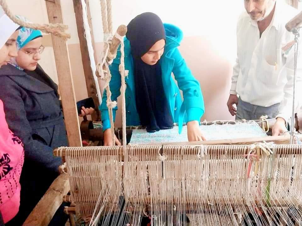 تعليم عددمن الفتيات بفوه مهنة السجادوالكليم