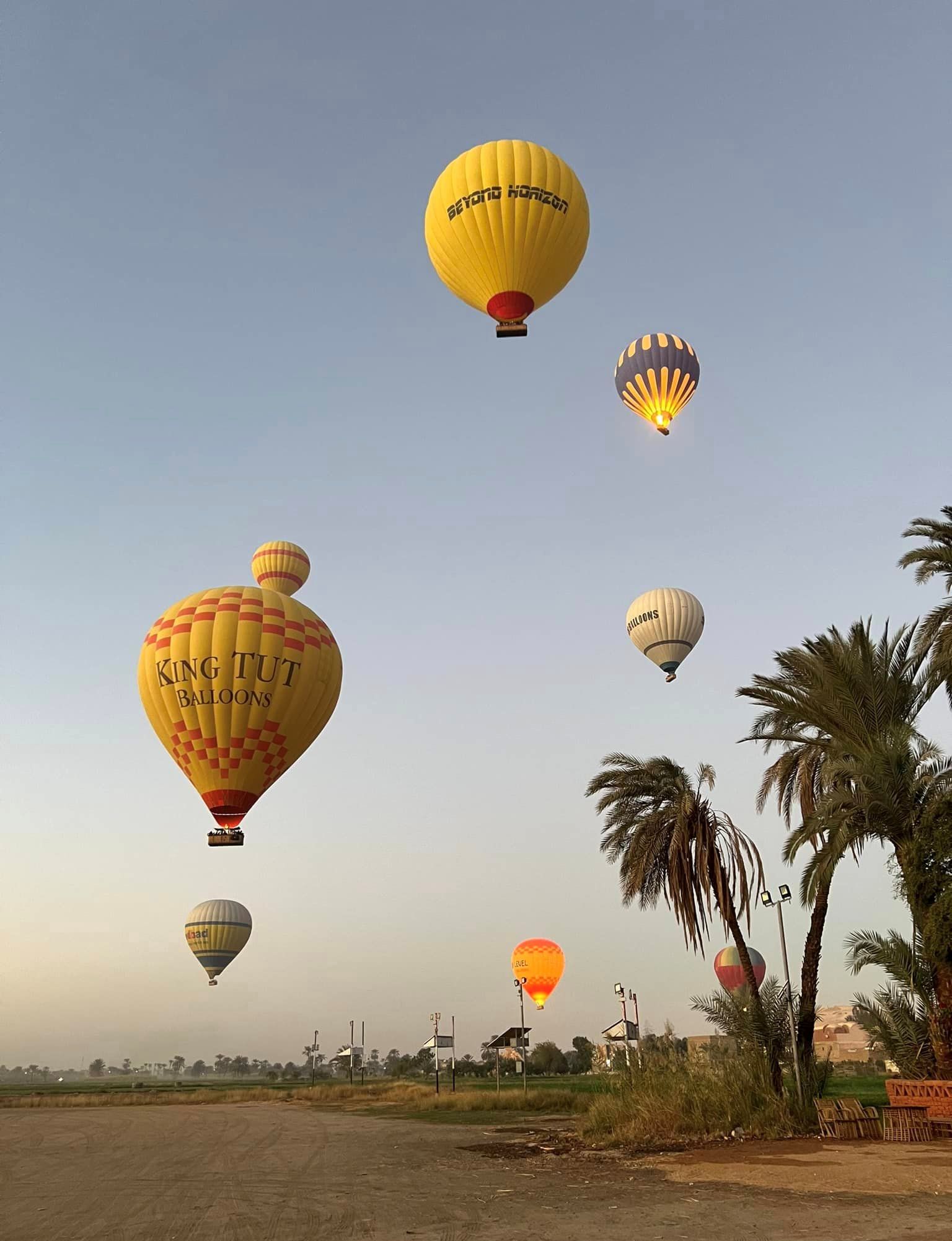 رحلات البالون الطائر تجذب السياح من حول العالم