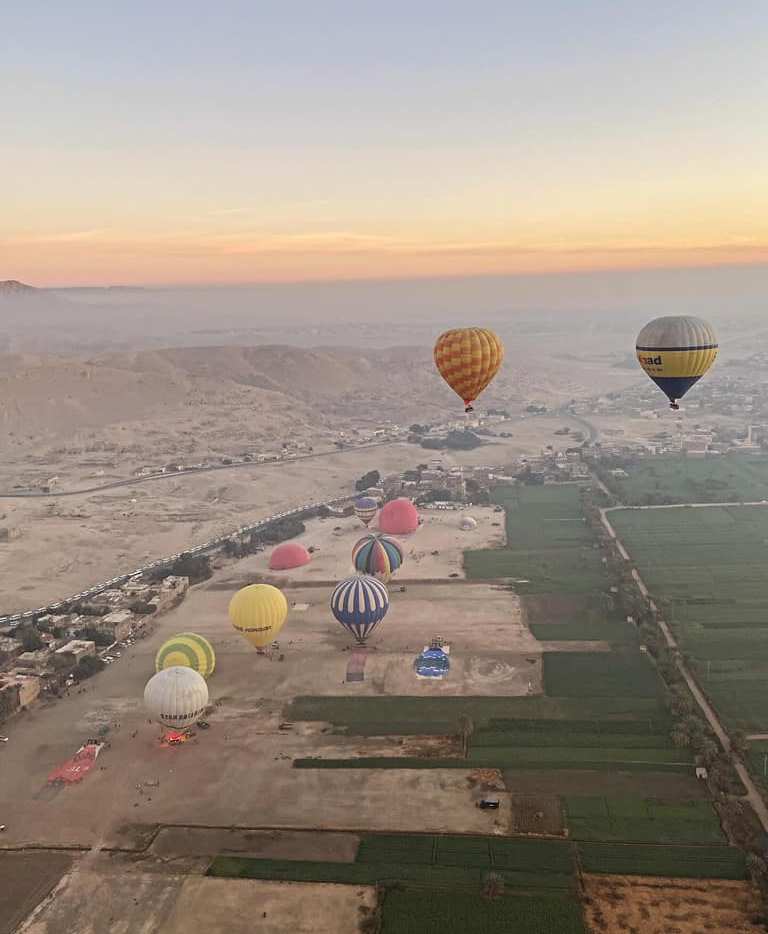 البالون الطائر سحر فى سماء غرب الأقصر