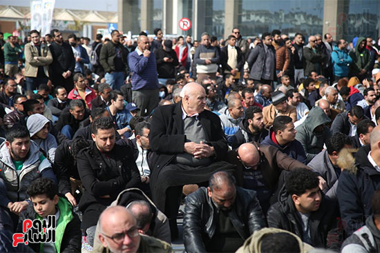 حضور كبير على صلاة الجمعة داخل معرض الكتاب