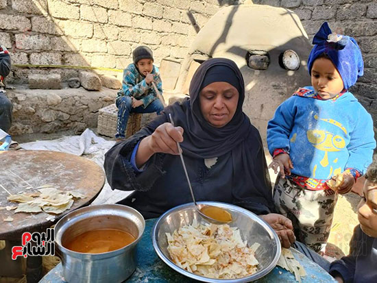 سيدة-بقرية-الدير-خلال-اعداد-الفطير-والسليقة-بالمولد